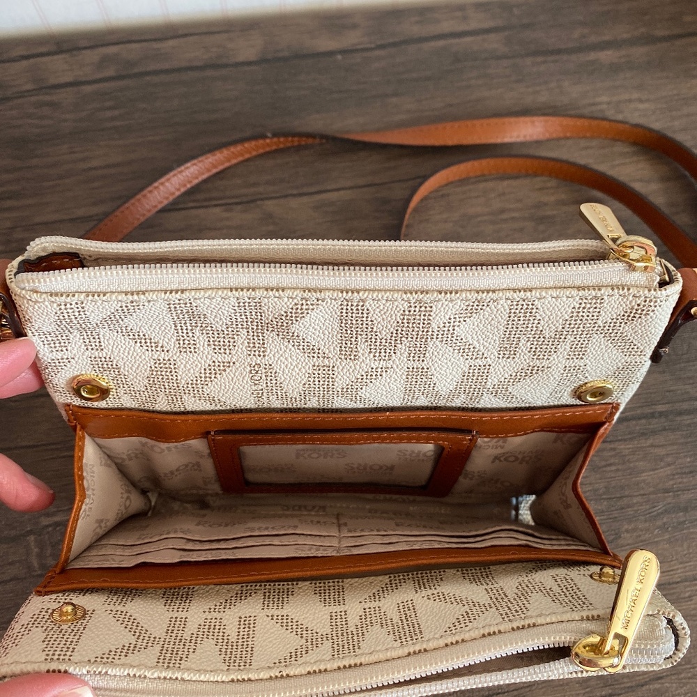 Crossbody/wallet - Picture 2 of 4